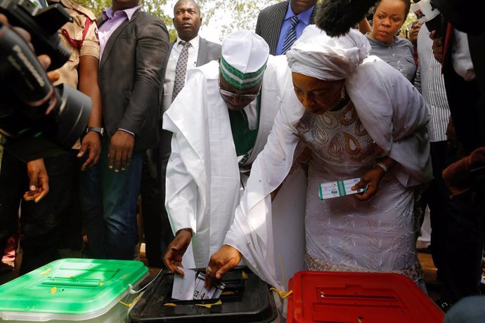Atiku Abubakar vota en las elecciones de Nigeria 2019
