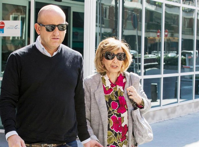 María Teresa Campos acude a la Clínica la Luz y no se pronuncia sobre la polémic