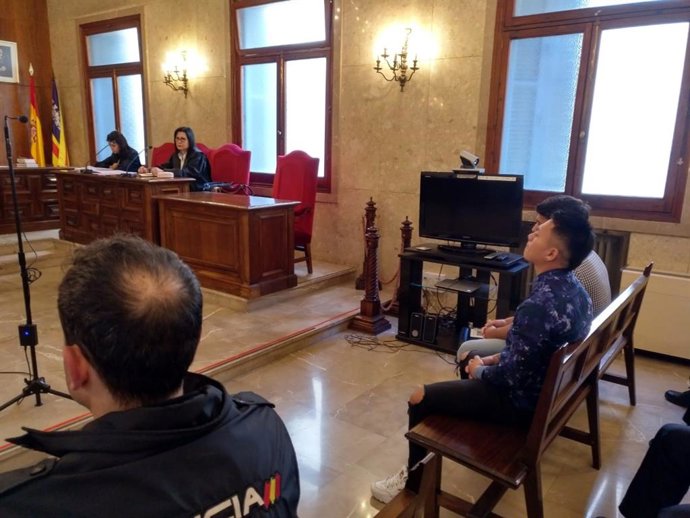 Condenan a 10 años de cárcel a dos hombres que lanzaron a la pareja de uno de el