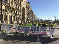 Trabajadores de Parques y Jardines se manifiestan coincidiendo con la mesa de contratación