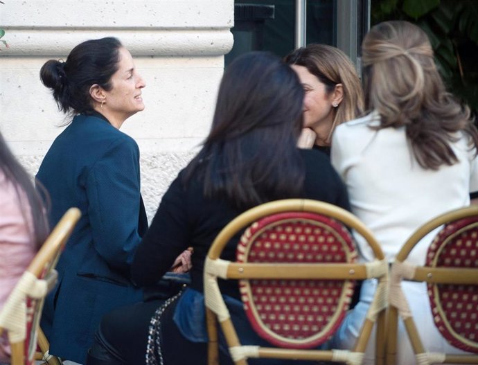 Carolina Adriana Herrera se refugia en el cariño de sus amigas en Madrid