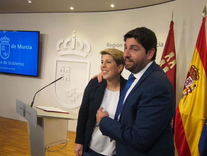 El presidente del Gobierno regional, Fernando López Miras, y la actual consejera