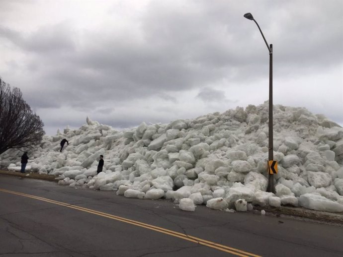 Un espectacular tsunami de hielo arrasa una zona residencial de Ontario, Canadá