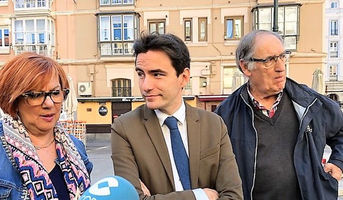 Pedro Casares con representantes de la Asociación de Vecinos Pombo-Cañadío