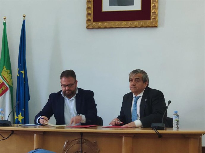 El Ayuntamiento de Mérida y el Centro Universitario firman un convenio para el u