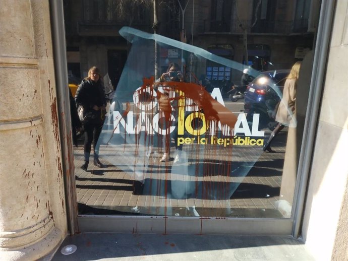 La seu de la Crida Nacional a Barcelona amb pintades