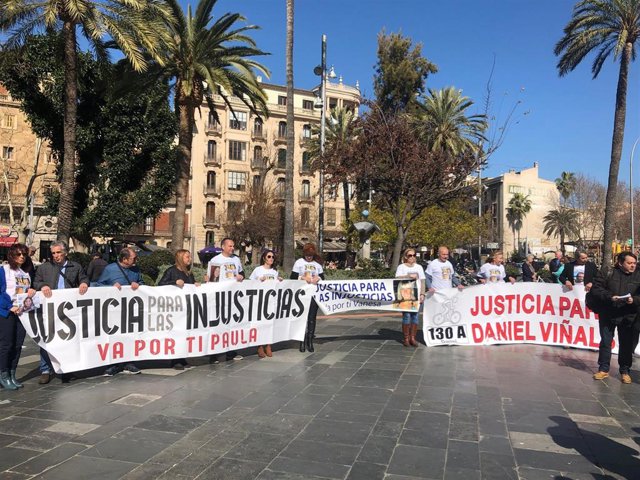 Familiares de víctimas de accidentes de tráfico piden que los vehículos incorpor