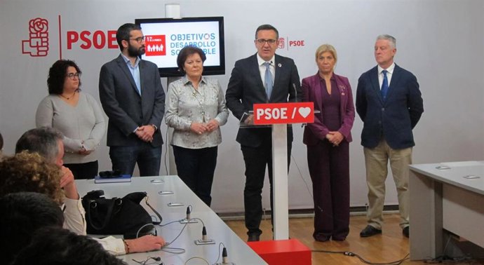 El delegado del Gobierno y candidato del PSOE a la Comunidad junto a sus compañe