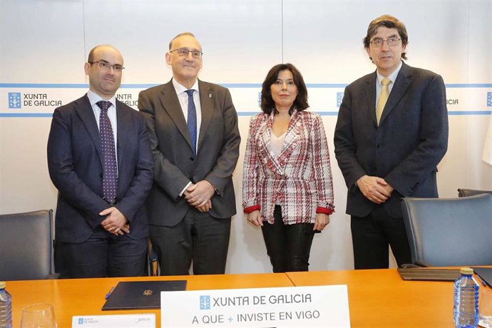 La directora de la Amtega, el delegado territorial de la Xunta y el rector de la