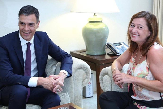 El presidente del Gobierno, Pedro Sánchez, y la presidenta, Francina Armengol