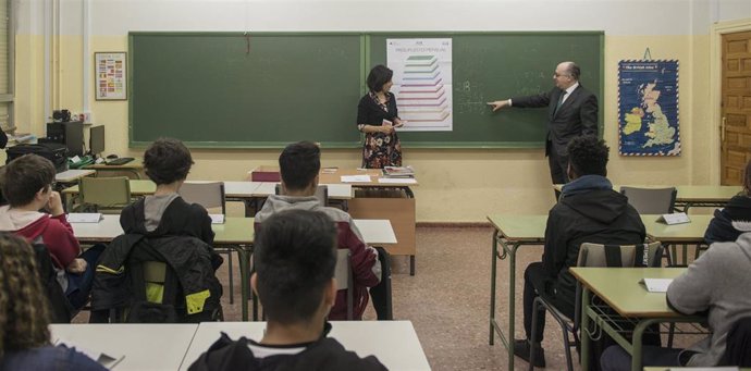 Empleados de banca imparten clases sobre finanzas a estudiantes