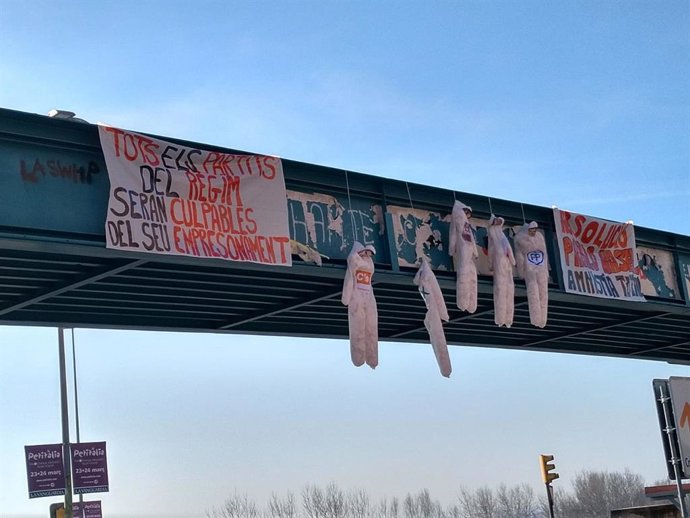 Muñecos ahorcados con caras de Albert Rivera y líderes de otros partidos (Lleida
