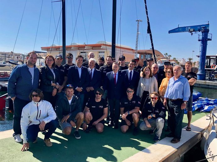 El consejero de Fomento e Infraestructuras, Patricio Valverde, acompañado por la