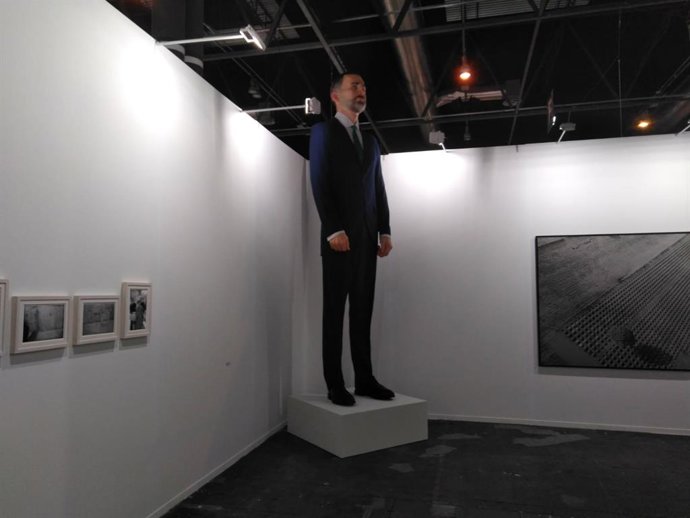 Santiago Sierra y Eugenio Merino vuelven a ARCO con un 'ninot' gigante del Rey d