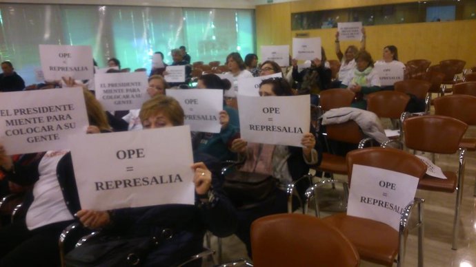 Sevilla.-Las auxiliares de clínica eventuales de Diputación vuelven a protestar 