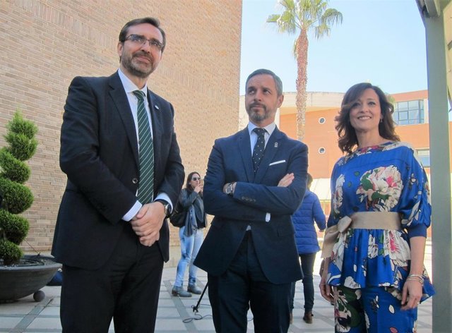 Juan Bravo (c) y Maribel Lozano, junto al rector de la Universidad de Jaén, Juan