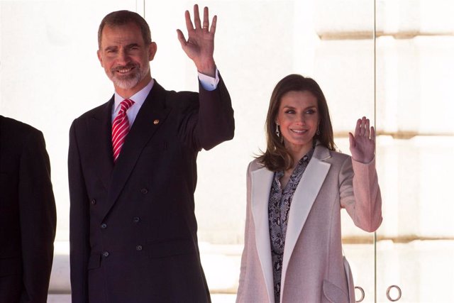 La Reina Letizia apuesta por el estampado de serpiente, ahora en vestido 