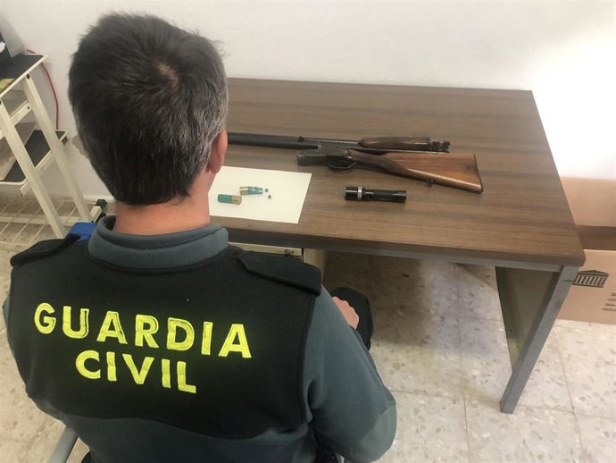 Material intervenido al detener a dos hombres por cazar en zona no indebida de H