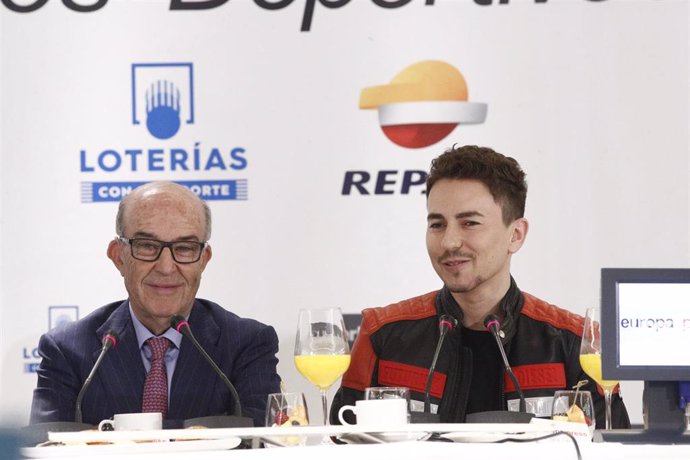 El piloto Jorge Lorenzo y el Director Ejecutivo (CEO) de Dorna Sports, Carmelo E