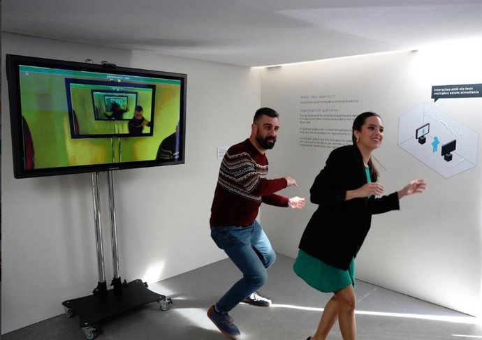 La UV Une Fiesta Y Ciencia En La Primera Falla Immaterial Que Invita A Vivir "Un