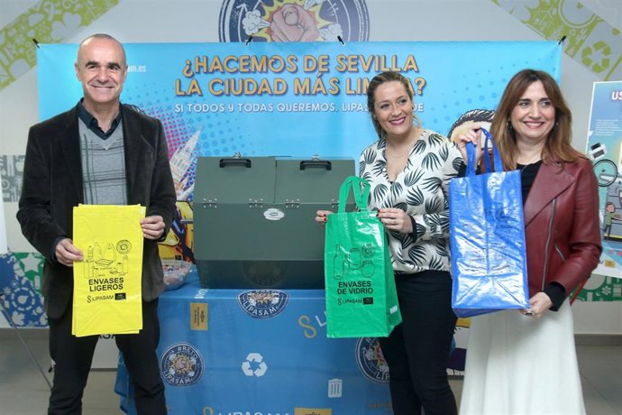 Antonio Muñoz, Myriam Díaz y Virginia Pividal presentan la estrategia de recicla