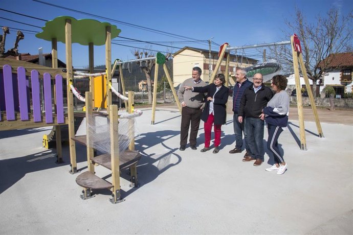 La alcaldesa de Camargo, Esther Bolado, visita la remodelación de la Plaza de To