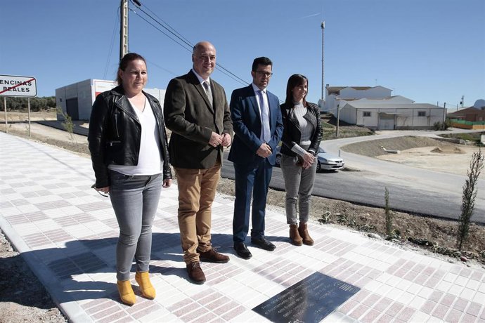 Antonio Ruiz (izda.) durante su visita a Encinas Reales