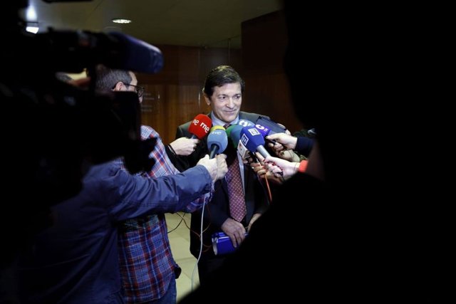 El presidente del Principado, Javier Fernández, atiende a los medios en la Junta