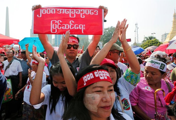 Miles de personas se manifiestan en Rangún para apoyar la reforma constitucional