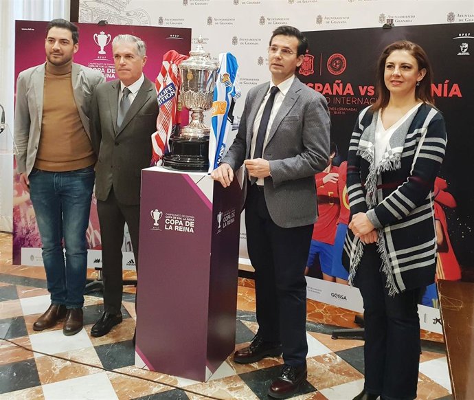 Rueda de  prensa en el Ayuntamiento de Granada