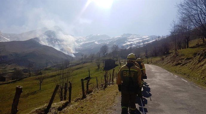 Permanece activo un incendio forestal de los 10 provocados hoy en Cantabria