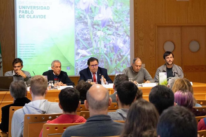 La UPO presenta un libro sobre plantas silvestres y ornamentales en sus campus