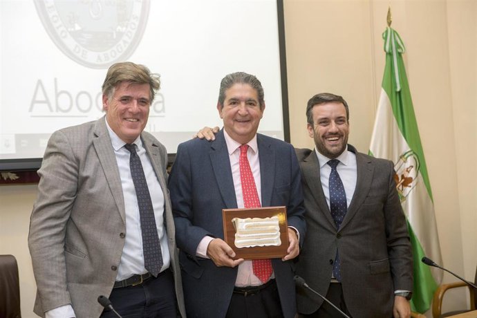 Reconocimiento del Foro Internacional de Mediadores al decano de los abogados de