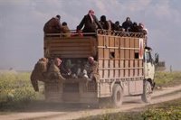 Cerca de 350 miembros de Estado Islámico se entregan y son evacuados junto a otras mil personas en Siria