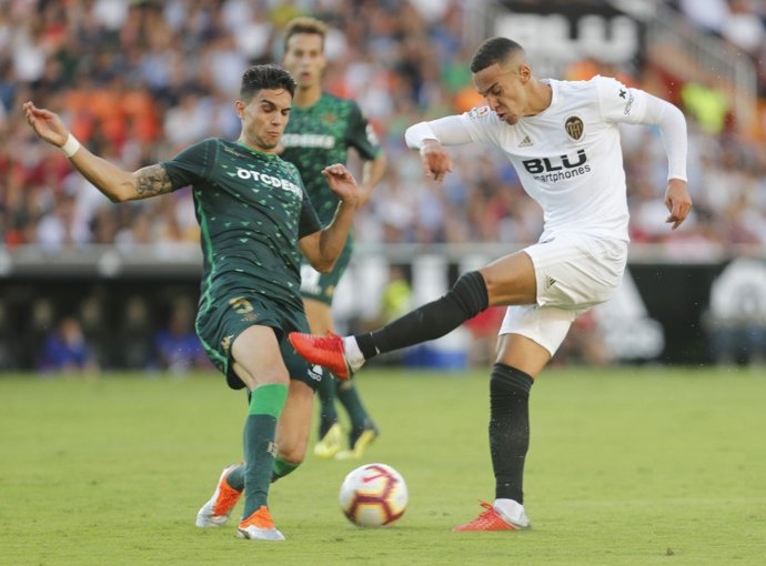 Marc Bartra y Rodrigo pelean en un Valencia - Betis