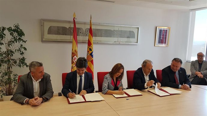Firma del acuerdo para crear la primera escuela de fútbol base de Aragón.