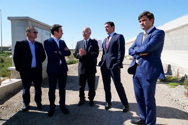 El presidente de Diputación y el alcalde de Roquetas en carretera del cementerio