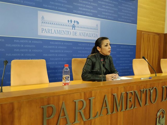 La presidenta del Parlamento andaluz, Marta Bosquet, durante la rueda de prensa