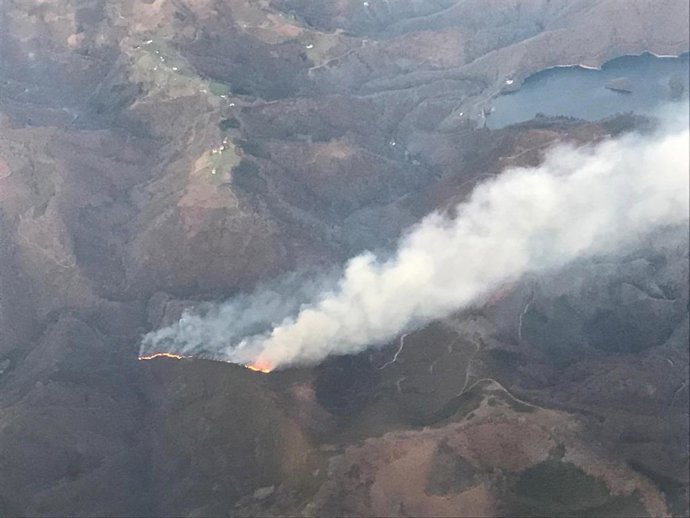 Un incendio forestal, todavía activo, calcina unas 100 hectáreas de monte bajo e