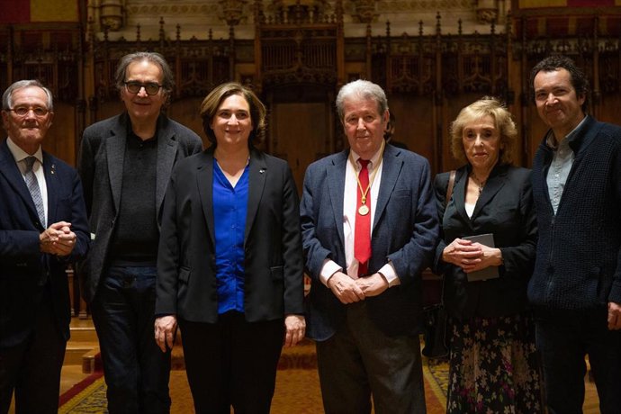 La alcaldesa Ada Colau entrega al editor J.Herralde la Medalla de Oro al Mérito 