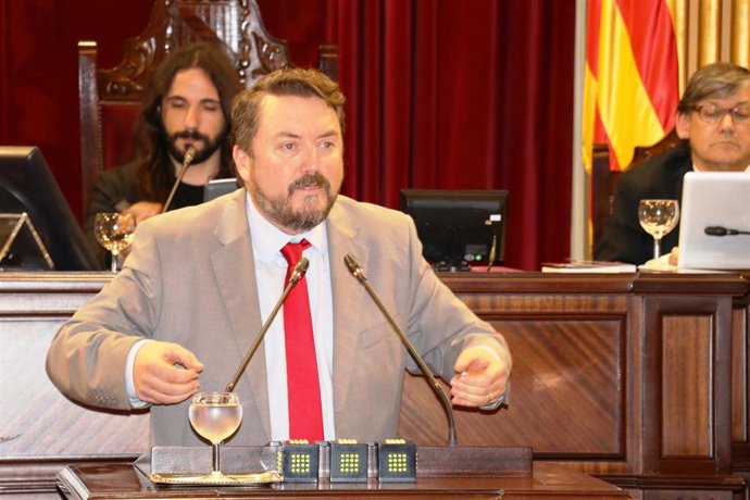 El exdiputado del PP, Antoni Camps, renuncia a su escaño en el Parlament