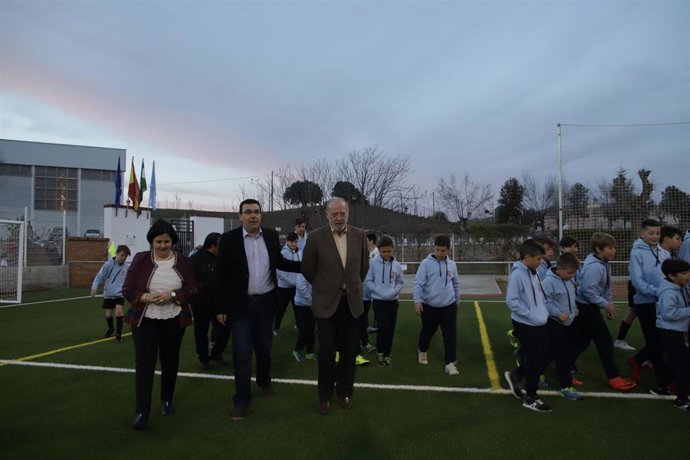 Sevilla.- El campo de fútbol de Las Navas estrena césped artificial gracias al P