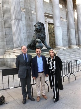Díaz Trillo y González Bayo posan con el alcalde de Aroche