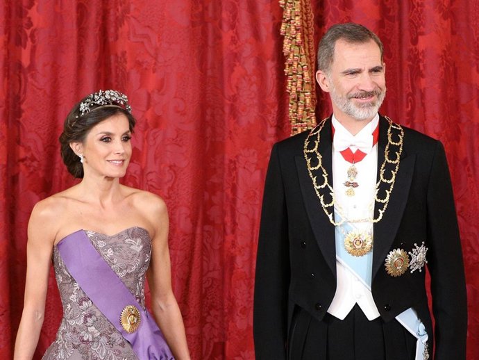 La Reina Letizia, resplandeciente, rescata su palabra de honor en la cena con el