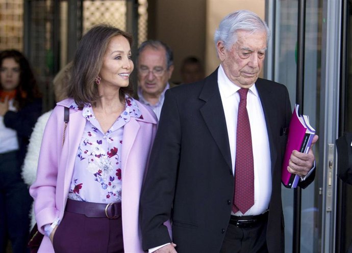 Isabel Preysler y Mario Vargas Llosa pasean su amor por ARCO