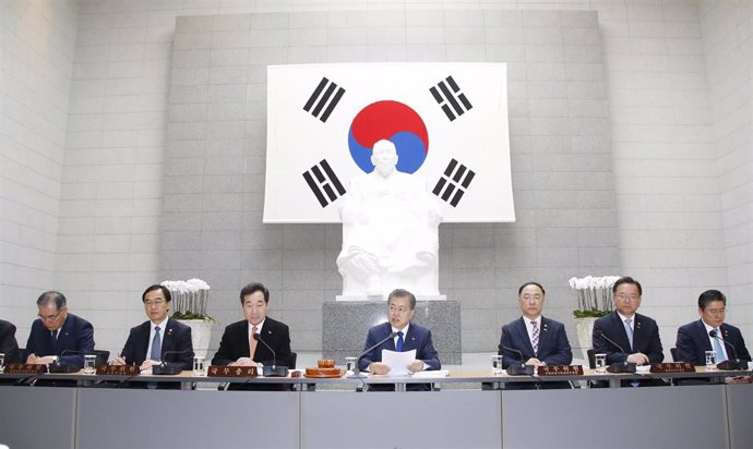 Moon Jae In en una reunión con su gabinete