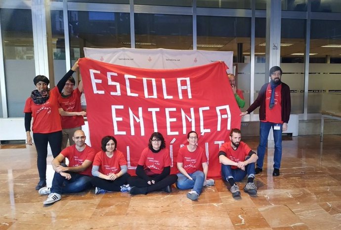 Familias de la escuela Entena piden a Colau una ubicación definitiva y se encie