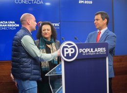 Yolanda Muñoz acompañada por José Ramón Díez de Re