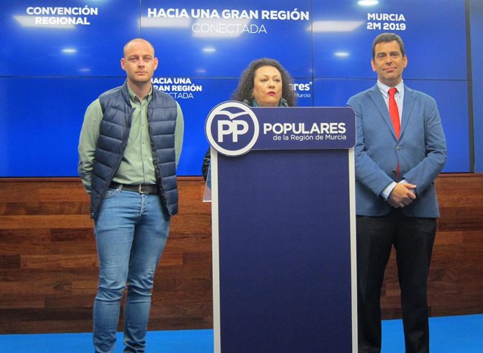 Yolanda Muñoz acompañada por José Ramón Díez de Revenga, secretario de Área de T