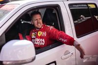 Vettel tuvo que abandonar por el impacto de "un objeto extraño" en una llanta